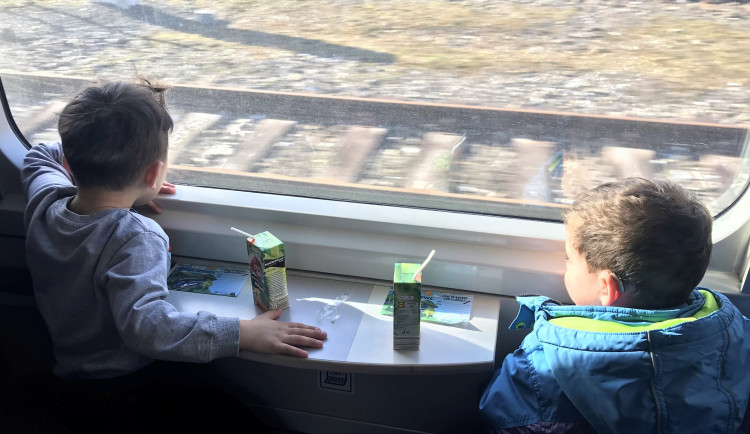 Cesta vlakem potěšila malé klienty z Dětského centra Ostrůvek v Šumperku
