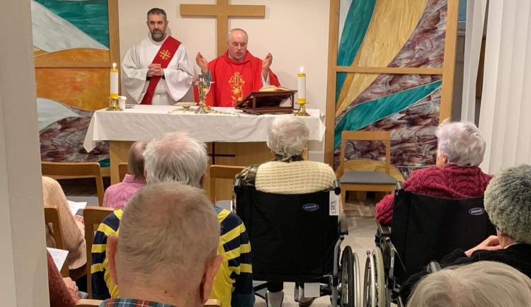 Mše svatá v Domově seniorů v Šumperku: Klienti se jí díky dobrovolníkům a Maltézské pomoci