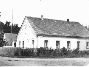 Vojenské lesy na Libavé obnovily historický kříž U zeleného kříže, připomínající zaniklou osadu a pád amerického bombardéru