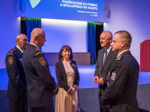 Pomoc tisícům uprchlíků oceněna: Stovky lidí získaly poděkování od kraje