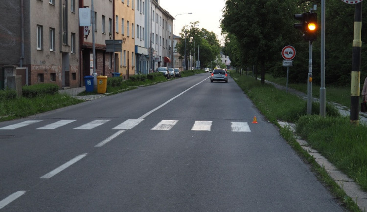 Policie hledá řidiče, který vjel na přechod v Dobrovského na červenou a srazil chodkyni