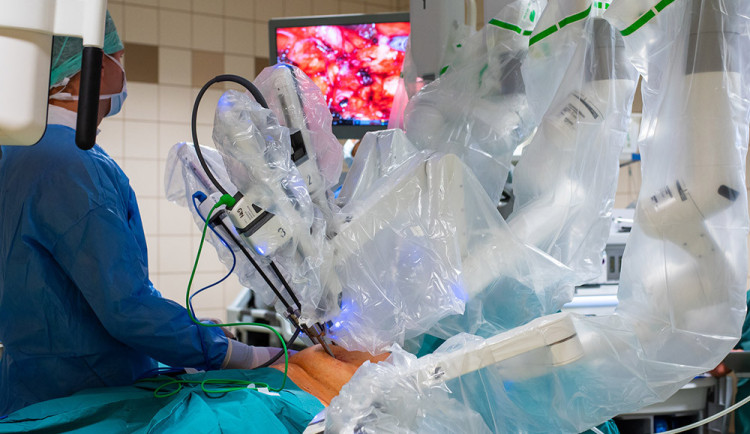 Přesný a šetrný. FN Olomouc zainvestuje do dalšího robotického chirurga, pomáhá stovkám pacientů ročně