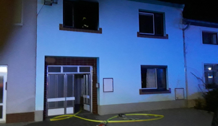 Policisté zachránili z hořícího domu na Přerovsku devadesátiletého seniora. V kouři ho našli po hmatu