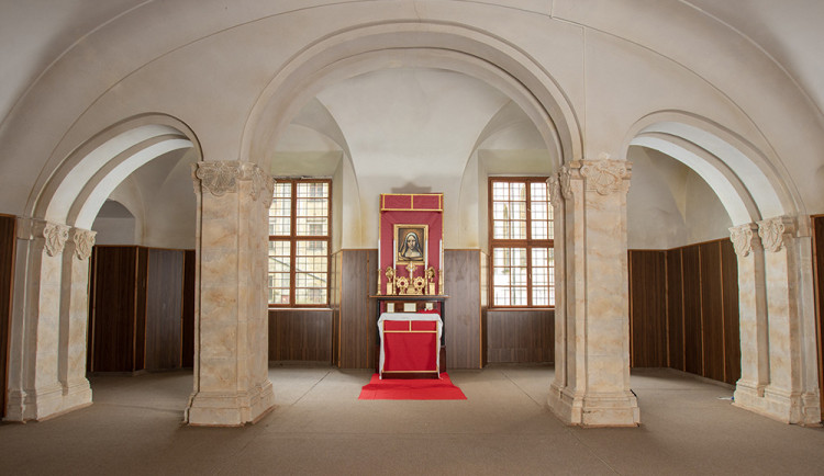 V kapli v olomouckém vojenském objektu září nové oltářní memento. Obraz malovala umělá inteligence