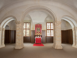 V kapli v olomouckém vojenském objektu září nové oltářní memento. Obraz malovala umělá inteligence