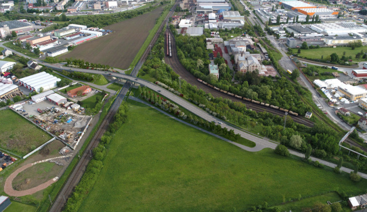 Stavba nadjezdu přes trať zavře Holickou ulici v Olomouci. Dojde i k souběhu s další uzavírkou