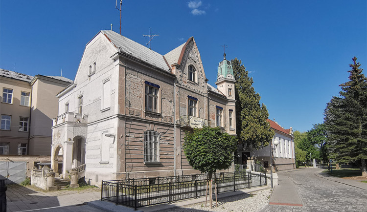 Hledá se zájemce o rozlehlou Sochovu vilu v Litovli: chátrající stavba půjde do dražby za šest milionů