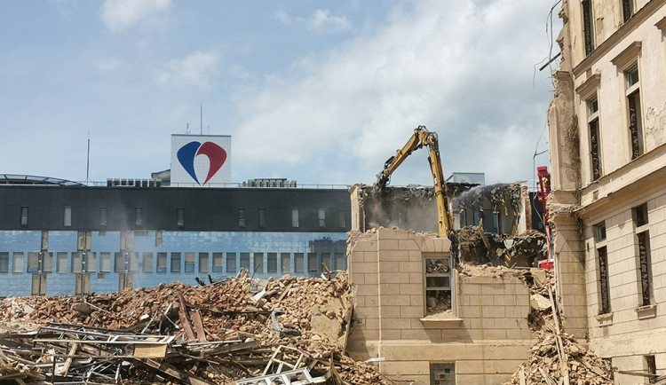 Závěrečná fáze demolice Franze Josefa omezí průjezd mezi budovami ve FN Olomouc