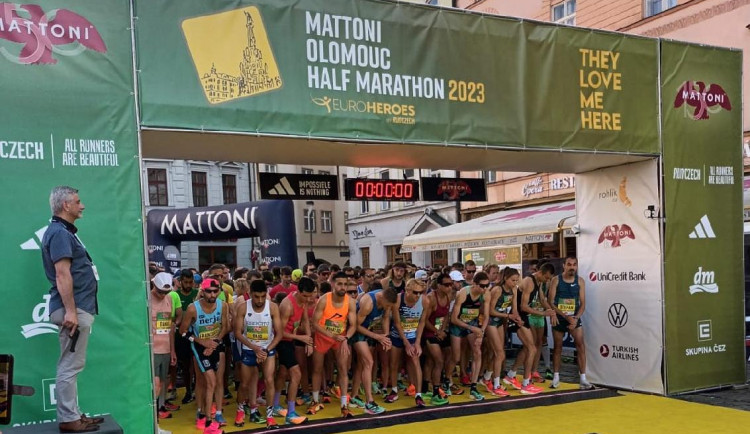 Půlmaratonci v Olomouci zvládli zaběhnout 21 km za hodinu a tři minuty, ženám to trvalo o devět minut déle