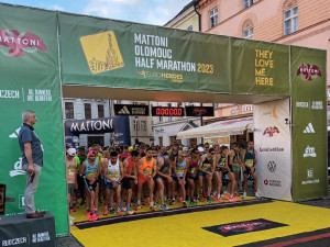 Půlmaratonci v Olomouci zvládli zaběhnout 21 km za hodinu a tři minuty, ženám to trvalo o devět minut déle