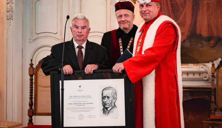 Cenu Františka Palackého udělované Univerzitou Palackého obdržel profesor Jan Peřina, odborník na optiku