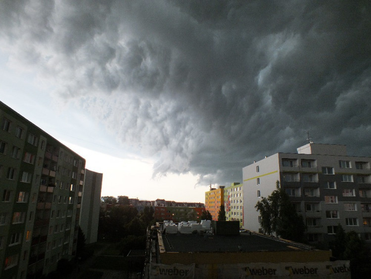 Čtenářská fotogalerie - nedělní bouře vašima očima