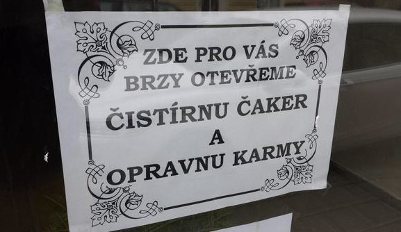 Vtipné cedulky v prázdných olomouckých výlohách