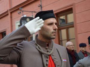 FOTOGALERIE: V Šemberově ulici odhalili pamětní desku Václava Morávka, bojovníka proti nacismu