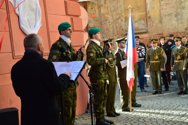 FOTOGALERIE: V Šemberově ulici odhalili pamětní desku Václava Morávka, bojovníka proti nacismu