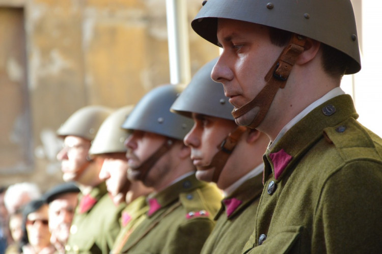 FOTOGALERIE: V Šemberově ulici odhalili pamětní desku Václava Morávka, bojovníka proti nacismu