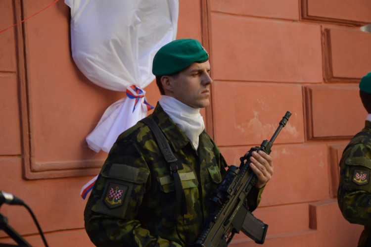 FOTOGALERIE: V Šemberově ulici odhalili pamětní desku Václava Morávka, bojovníka proti nacismu