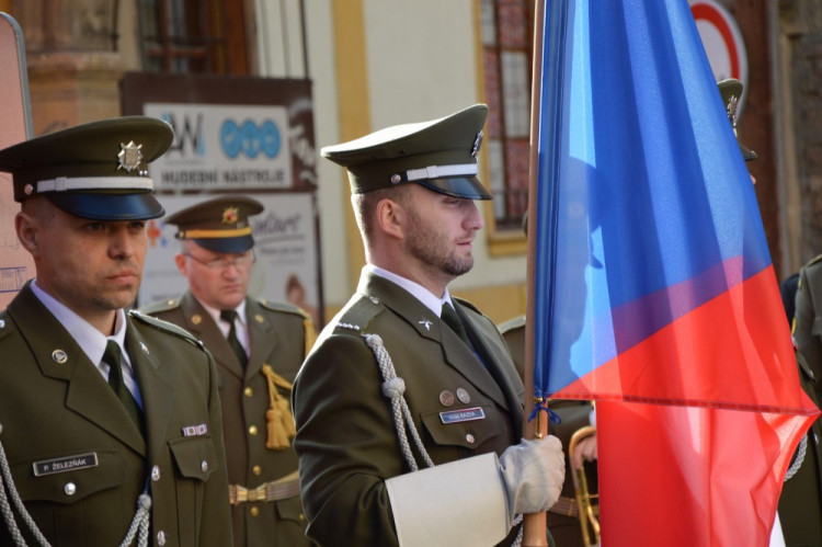 FOTOGALERIE: V Šemberově ulici odhalili pamětní desku Václava Morávka, bojovníka proti nacismu