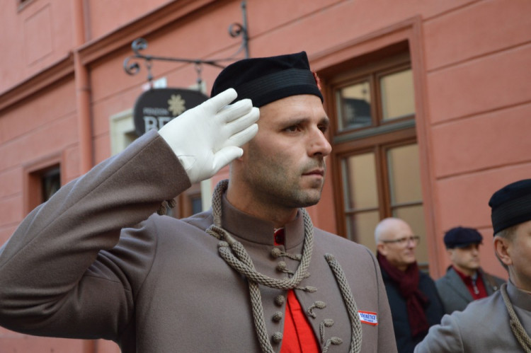 FOTOGALERIE: V Šemberově ulici odhalili pamětní desku Václava Morávka, bojovníka proti nacismu