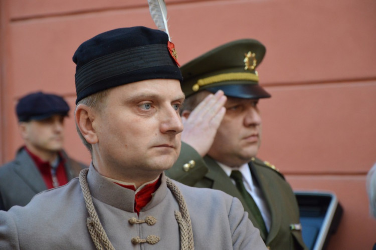 FOTOGALERIE: V Šemberově ulici odhalili pamětní desku Václava Morávka, bojovníka proti nacismu