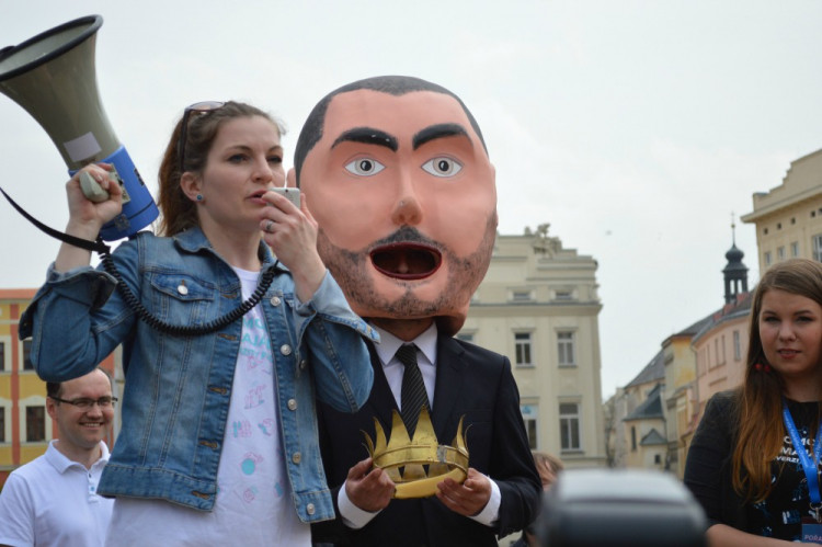 FOTOGALERIE: "Marek Eben" korunoval královnu Majálesu na Dolním náměstí