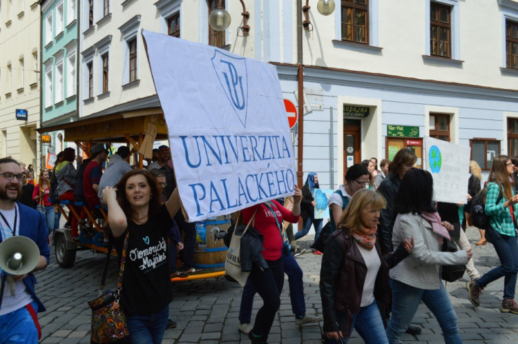 FOTOGALERIE: &quot;Marek Eben&quot; korunoval královnu Majálesu na Dolním náměstí