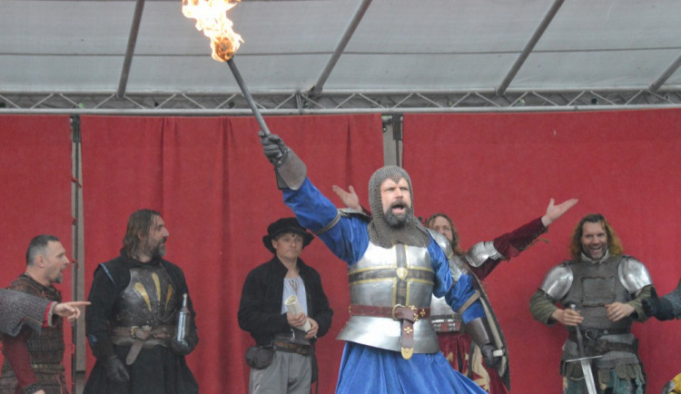 FOTOGALERIE: Na Helfštýně řinčí meče, koná se tam Festival vojenské historie