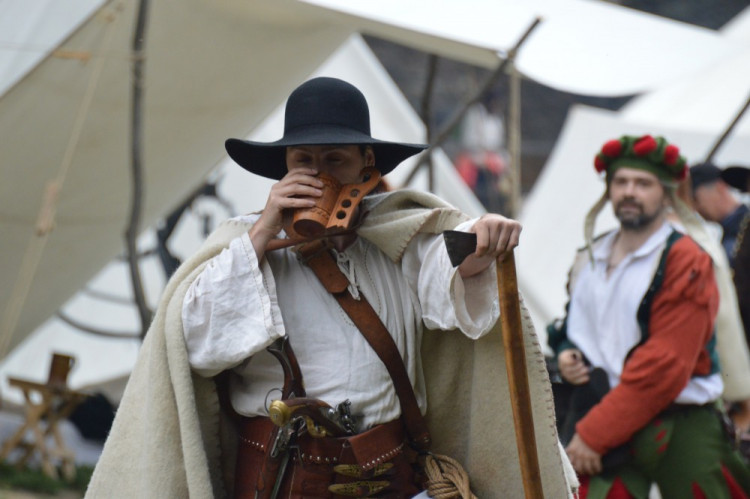FOTOGALERIE: Na Helfštýně řinčí meče, koná se tam Festival vojenské historie