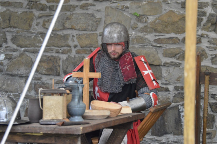 FOTOGALERIE: Na Helfštýně řinčí meče, koná se tam Festival vojenské historie
