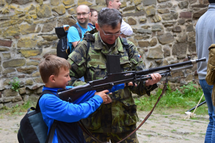 FOTOGALERIE: Na Helfštýně řinčí meče, koná se tam Festival vojenské historie