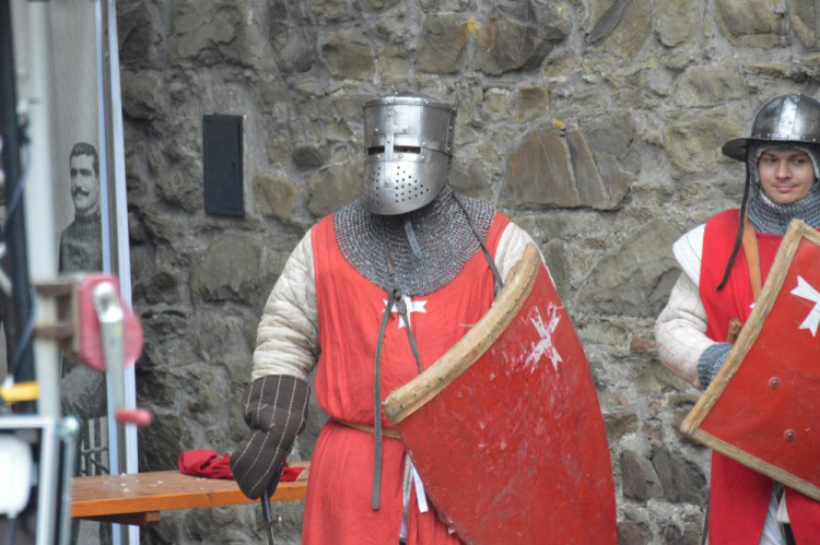 FOTOGALERIE: Na Helfštýně řinčí meče, koná se tam Festival vojenské historie