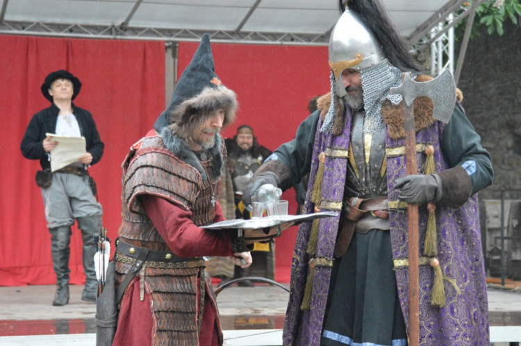 FOTOGALERIE: Na Helfštýně řinčí meče, koná se tam Festival vojenské historie