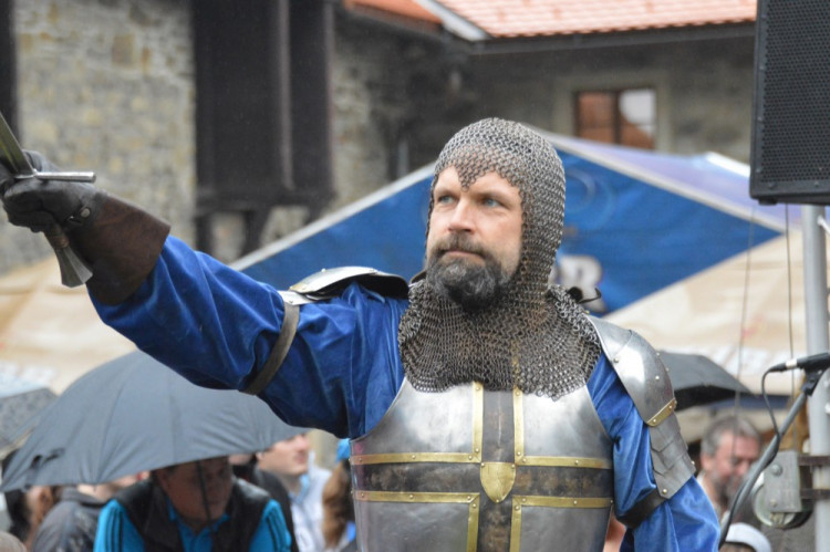 FOTOGALERIE: Na Helfštýně řinčí meče, koná se tam Festival vojenské historie