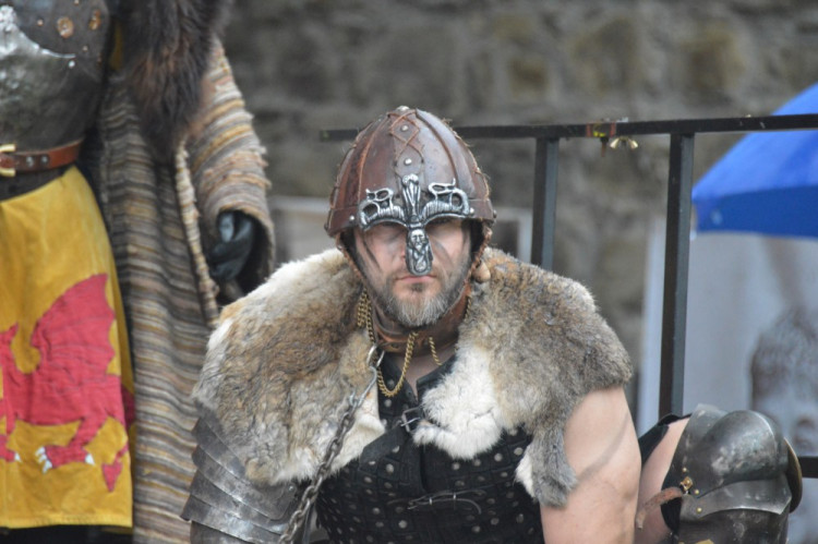 FOTOGALERIE: Na Helfštýně řinčí meče, koná se tam Festival vojenské historie