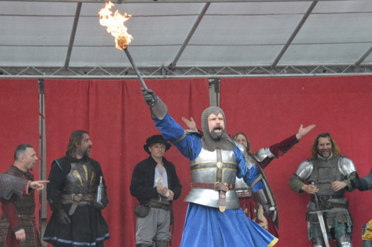 FOTOGALERIE: Na Helfštýně řinčí meče, koná se tam Festival vojenské historie