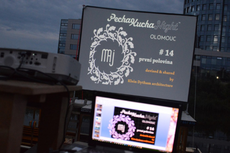 FOTO: První olomoucká venkovní PechaKucha Night v přístavišti se i přes nepřízeň počasí vyvedla