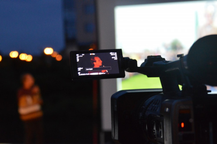 FOTO: První olomoucká venkovní PechaKucha Night v přístavišti se i přes nepřízeň počasí vyvedla