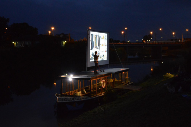 FOTO: První olomoucká venkovní PechaKucha Night v přístavišti se i přes nepřízeň počasí vyvedla