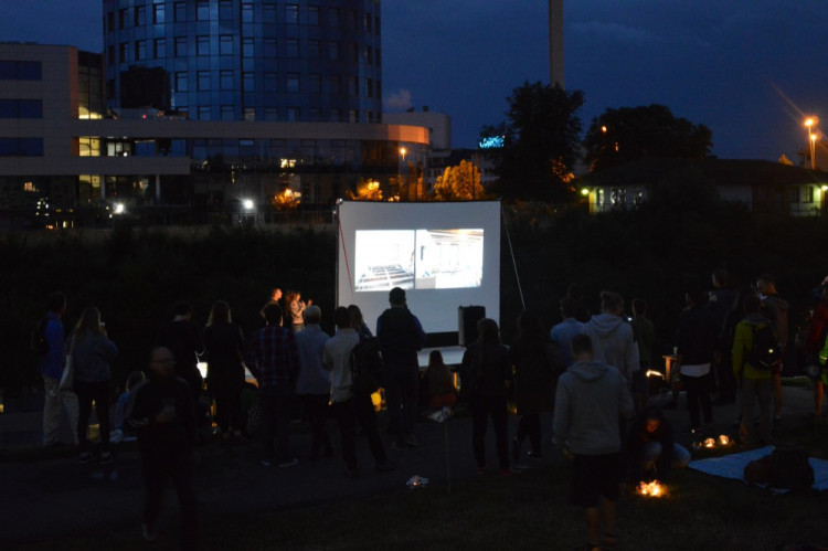 FOTO: První olomoucká venkovní PechaKucha Night v přístavišti se i přes nepřízeň počasí vyvedla