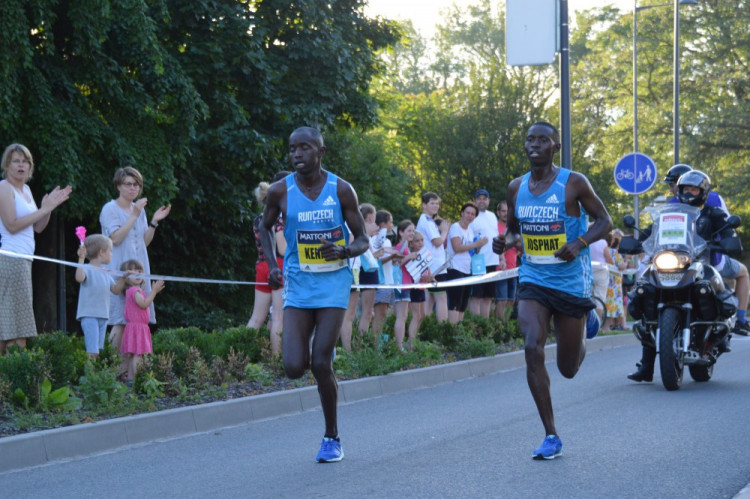 FOTO: Letošní půlmaraton je za námi, vyhrál ho Keňan Josphat Kiprop Kiptis. Podívejte se na fotky ze závodu
