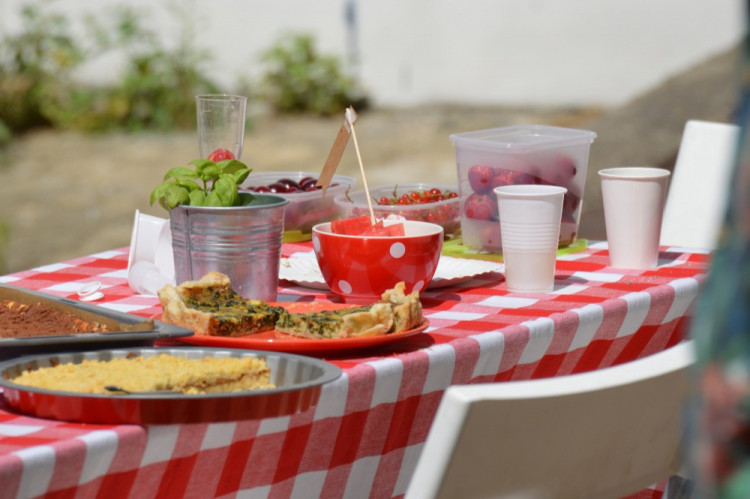 FOTOGALERIE: Proluka ve Ztracené ožila. Desítky lidí tam za krásného počasí posnídaly pod širým nebem