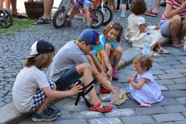 FOTOGALERIE: Proluka ve Ztracené ožila. Desítky lidí tam za krásného počasí posnídaly pod širým nebem