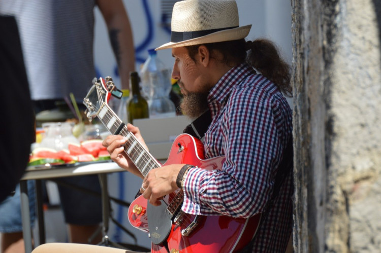 FOTOGALERIE: Proluka ve Ztracené ožila. Desítky lidí tam za krásného počasí posnídaly pod širým nebem