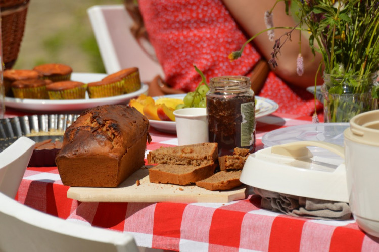 FOTOGALERIE: Proluka ve Ztracené ožila. Desítky lidí tam za krásného počasí posnídaly pod širým nebem