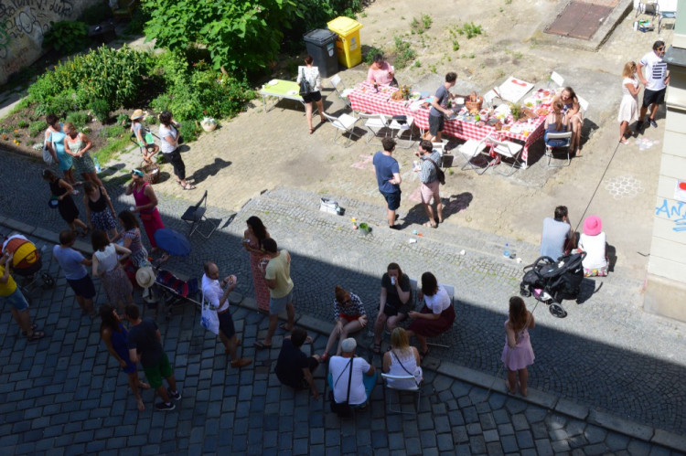 FOTOGALERIE: Proluka ve Ztracené ožila. Desítky lidí tam za krásného počasí posnídaly pod širým nebem