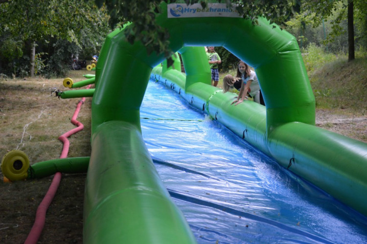 FOTO: Obří skluzavce na Svatém kopečku přálo počasí. Podívejte se na odvážné účastníky