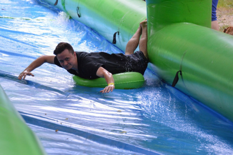 FOTO: Obří skluzavce na Svatém kopečku přálo počasí. Podívejte se na odvážné účastníky