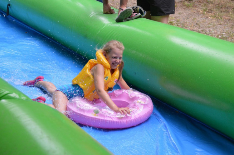 FOTO: Obří skluzavce na Svatém kopečku přálo počasí. Podívejte se na odvážné účastníky