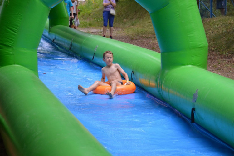 FOTO: Obří skluzavce na Svatém kopečku přálo počasí. Podívejte se na odvážné účastníky