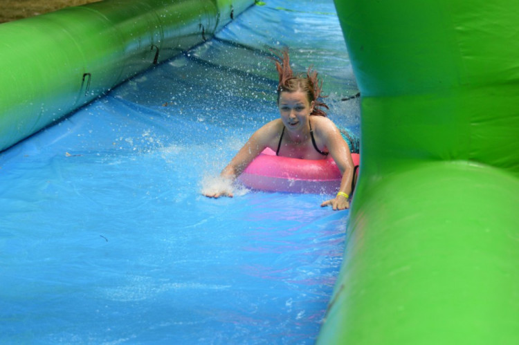 FOTO: Obří skluzavce na Svatém kopečku přálo počasí. Podívejte se na odvážné účastníky